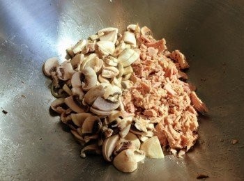 step4: 燒紅油鑊，加入蘑菇，加少量開水，略炒，加入吞拿魚，略炒。吞拿魚會令醬汁更加厚實。