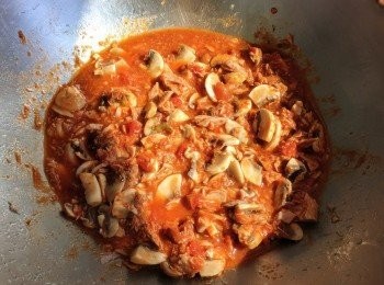 step5: 加入蕃茄醬、香草及鹽，炒至沸起，加入意粉，炒勻，盛起。