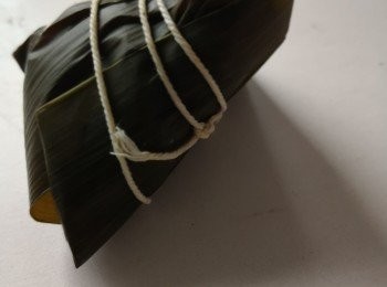 step3: 西米先放在格篩用椰青水浸泡（著少著少加入到西米慢慢吸收）