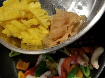 step7: 再加入菠蘿肉及紫薑炒勻