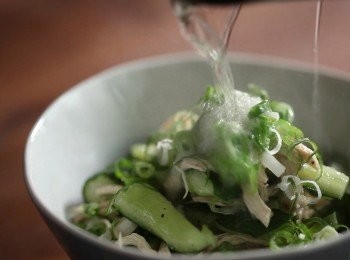 step5: 最後將步驟4的<span class="group_1">食材</span>盛盤，灑上蔥花，再將燒熱的熱油淋上就完成了。