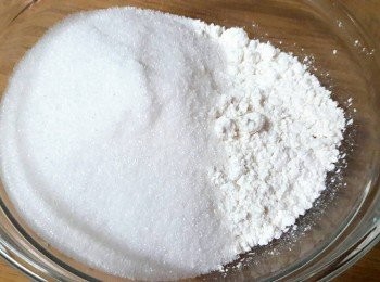 step2: 把低粉 , 泡打粉 , 糖放到乾淨容器中拌勻