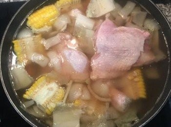 step7: 當白菜梗變軟後，放入雞腿塊煮滾；