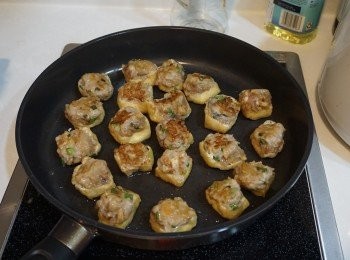 step8: 豆卜剪開後, 將饀料釀入豆卜中, 用中火先將有饀料的一面煎至金黃色後, 煎另一面一至兩分鐘後取出