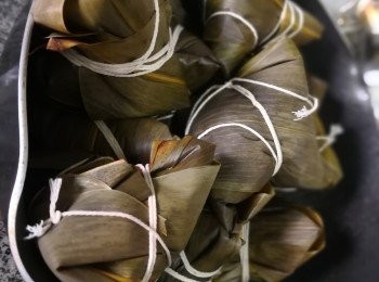 step3: 先將饀的材料（冬菇，蝦米，金华火腿粒）爆香，另外再將雜贊冬菇及瑤柱水把豆炒至半熟便可以開始包粽