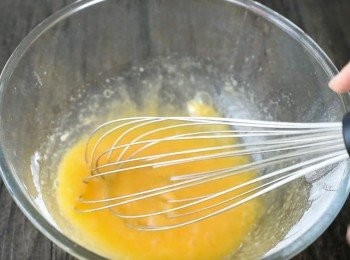 step1: 將雞蛋和糖拌勻，再加入牛奶和蔬菜油，拌勻.