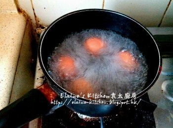 step2: 雞蛋放入煲內 , 加水浸過面用中火煮15分鐘至雞蛋熟透