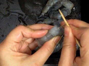 step2: 挑走蝦腸(怕挑不乾淨可用小刀在蝦背開一小刀再清理)