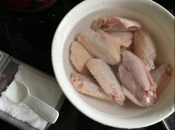 step2: <a href="https://bit.ly/3zHU5V3" target="_blank" data-keyword="雞翼" class="guide-link"><strong>雞翼</strong></a> <span style="display:inline-block;vertical-align:middle;margin-top:-3px;color:initial;border-radius:3px;padding:2px 3px;font-size:12px;line-height:14px;background:#87d300;color:#fff;">即買</span> 洗乾淨，加少少鹽在水中，將<a href="https://bit.ly/3zHU5V3" target="_blank" data-keyword="雞翼" class="guide-link"><strong>雞翼</strong></a> <span style="display:inline-block;vertical-align:middle;margin-top:-3px;color:initial;border-radius:3px;padding:2px 3px;font-size:12px;line-height:14px;background:#87d300;color:#fff;">即買</span> 放入，浸5分鐘