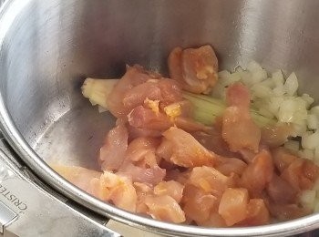 step2: 加入雞件炒勻。