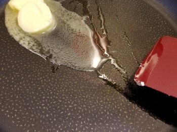 step4: 先用少計油起鑊,再將牛油40g煮至溶解