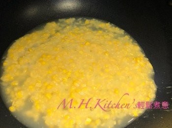 step5: 粟米蓉中火加入約半杯水加熱
