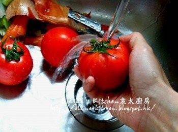 step2: 西芹去纖維 , 甘旬去皮 , 洋蔥去衣 , 蕃茄用水沖洗乾淨