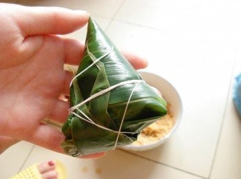 step5: 煮粽子，開水下鍋入煮，水位漠過粽子，煮25分鐘左右。
蒸粽子，把粽子在涼白開水中過一下，使米粒滋潤，隔水蒸，１個小時