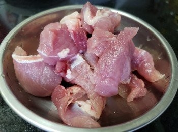 step2: 腩肉，用少少雞粉，糖，麻油，生粉醃 15 分鐘