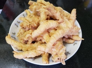 step4: 鳳爪，用薑片，黃酒，少少鹽出水 15 分鐘，去除多餘油份及雪味