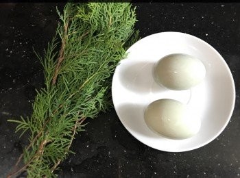 step1: 扁柏浸洗乾淨
鴨蛋先烚熟，剝殼
放入一小煲水中，大火滾起轉慢火煲45-60分鐘
煲到剩2碗水左右
夾起扁柏，加入黃糖/片糖
煮至糖完全溶化便可。

溫馨提示：扁柏可在街市嘅草藥買，即係嗰啲買茅根、竹蔗、馬蹄、檸檬葉、雞骨草之類嘅舖頭。買$5就夠（2018年市價）
個樣好似聖誕樹啲針咁，不過係扁扁地嘅（片中有圖）