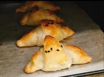 step1: 預熱焗爐， 200度15分鐘
酥餅皮雪櫃拿出解凍數分鐘至軟身
對摺一次，再分4分
用麵粉桿壓長身
塗上榴槤肉，捲起。
塗上蛋液， 撒上黑芝麻。
放入已經預熱好的焗爐，焗15分鐘便可以。