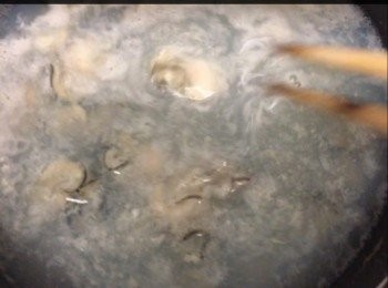 step2: 蠔仔放入沸水中灼30秒