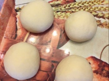 step3: 15 分鐘後，放入吞拿魚餡料*，包成三角形，放一片紫菜在包面上
*餡料：
用油爆香紫洋蔥粒，熄火，加入一罐吞拿魚，放涼後加入沙律醬，備用