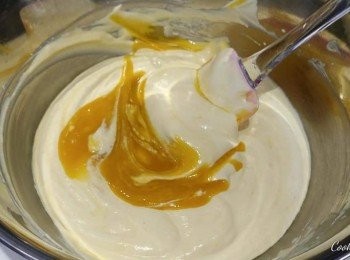 step5: 分兩次將芒果汁倒入淡忌廉，攪勻