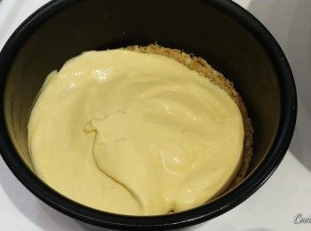 step6: 從雪櫃取出有餅底的蛋糕模

倒入一層mousse