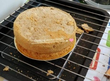 step6: 倒入<span class="group_1">蛋糕</span>模，原粒榛子放中間
入爐前蹬3-4下

焗30-40分鐘, 170度, 焗好後熄火等5分鐘才出爐

出爐後蹬3-4下, 免回縮

冷卻後切除不平滑的<span class="group_1">蛋糕</span>面