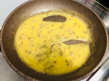 step8: 準備<span class="group_3">醬汁</span>。先將平底鑊燒熱，然後爆香蒜蓉，加入蘑菇粒，炒至金黃色。倒入卡邦尼意粉醬，煮沸後盛起。