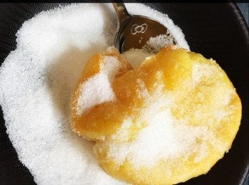 step7: 然後再把每個沙翁平均沾上糖。