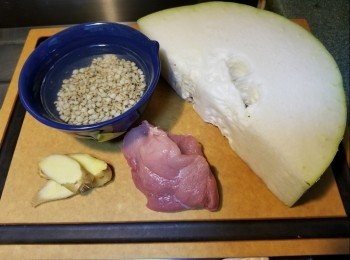 step1: 薏米用水浸1小時，瘦肉切塊，冬瓜去皮切大塊