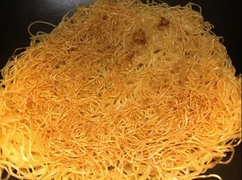 step6: 5. 原鑊，下油，中火，將洋蔥炒至半透明，盛起，放上兩面黄上，鮑魚放上面，淋上鮑汁，即成。