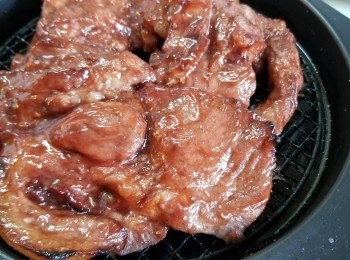 step2: 將豬肉放在烤盤上，以 260度烤焗9分鐘。
