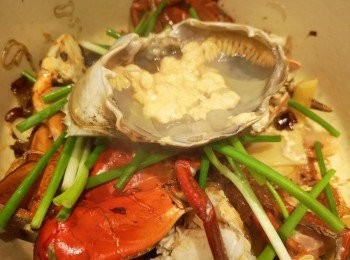 step6: 將蟹蓋、蔥段和粉絲放入煲內，加一湯匙熱水,，蓋蓋焗3分鐘。