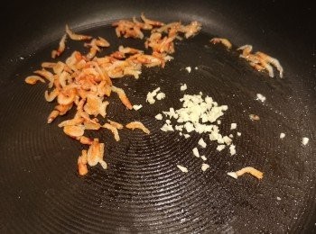 step2: 再加少許油爆香蒜蓉。