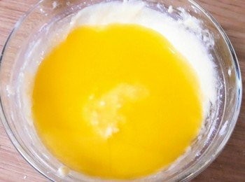 step4: 無鹽奶油隔熱水溶化後放涼加入麵糊中拌勻