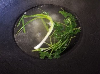 step6: 將 1 棵蔥，1-2棵芫茜用約 1 公升水，加雞粉，糖，黃酒少少鹽滾 5 分鐘