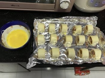 step3: 掃上蛋液，放入焗爐上下火焗約20分鐘
如想再脆一點就上火多焗一會兒
完成