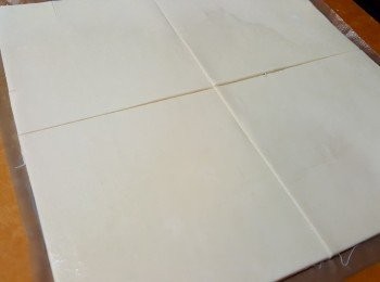 step4: 將酥皮回溫，用刀切成九個小正方形。