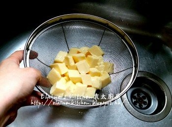 step7: 已浸冰水10分鐘的雞蛋豆腐瀝乾水份先放上碟 , 蓋上保鮮紙入冰箱冷藏1小時