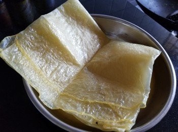 step12: 腐皮，將腐皮對摺裁成 8 份三角形