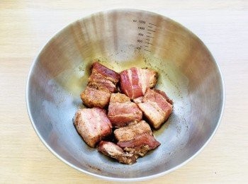 step1: 將五花腩洗淨抺乾，切成6份，加入<span class="group_2">調味料</span>醃好，放入雪櫃半天至一天。