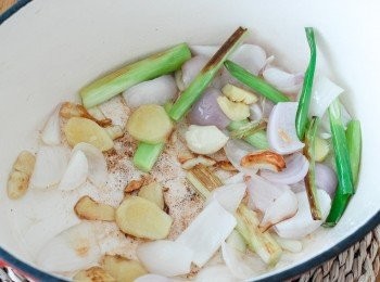 step1: 燒熱煲後下油，先爆一爆青蔥、薑片和蒜頭