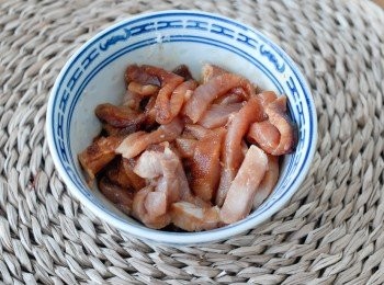 step1: 將肉切幼絲，用少許生抽、糖和太白粉，醃20分鐘