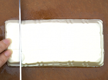 step1: 豆腐切小塊，蔥末，蒜末，薑末備好。