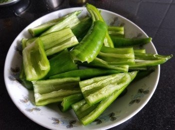 step3: 清洗後去籽，切開一半