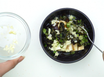 step2: 皮蛋粒撒在豆腐上，加上醬油、麻油、蔥花、蒜粒，即可。