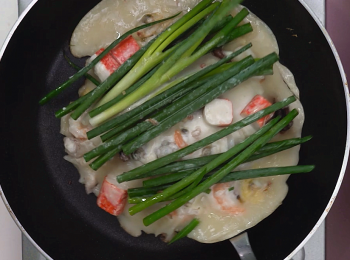 step4: 鍋裡倒入適量油，舀入海鮮糊，煎至金黃，再鋪上蔥段，翻面煎至金黃起鍋。