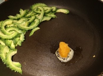 step3: 先用油炒苦瓜， 炒到半熟後撥埋一邊，再加少許油爆香咸蛋醬，之後同苦瓜同炒，再加糖炒混。我的facebook專頁會有更多食譜或短片觀看。 https://m.facebook.com/profile.php?id=1544226955848255