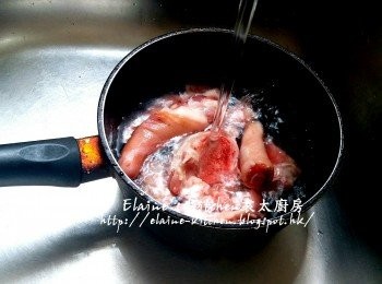 step1: 豬尾骨放入煲內加水用中火煮滾出一出水