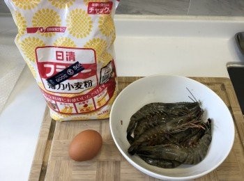 step1: 準備所有材料。如果用急凍蝦要先解凍。